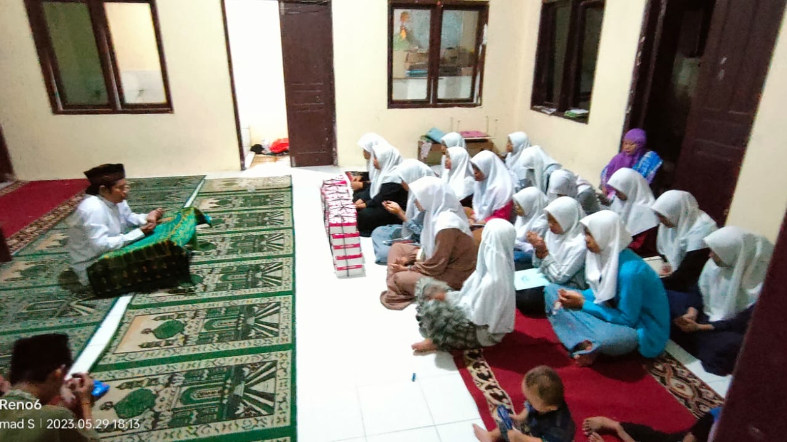 Foto Doa Bersama Santri Putri