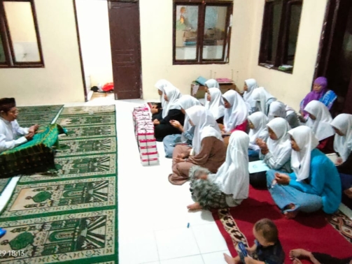 Foto Doa Bersama Santri Putri