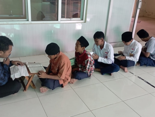 Foto Pembelajaran Al Quran Santri